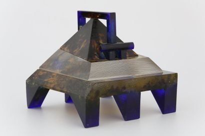 null 15 - Antoine LEPERLIER (né en 1953)

Sculpture dite 33 

Pâte de verre - Signée...