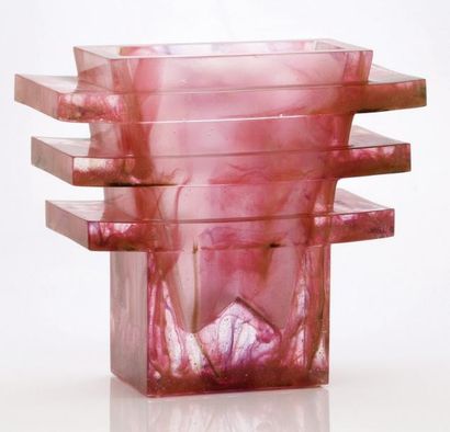 null 16 - Antoine LEPERLIER (né en 1953)

Vase pagode 

Pâte de verre - Monogrammée...