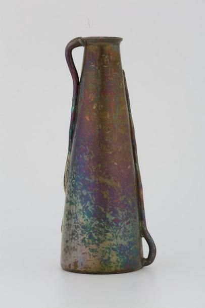 null Attribué à Clément MASSIER (1844-1917) 

Vase tube et anses lianes

Céramique...