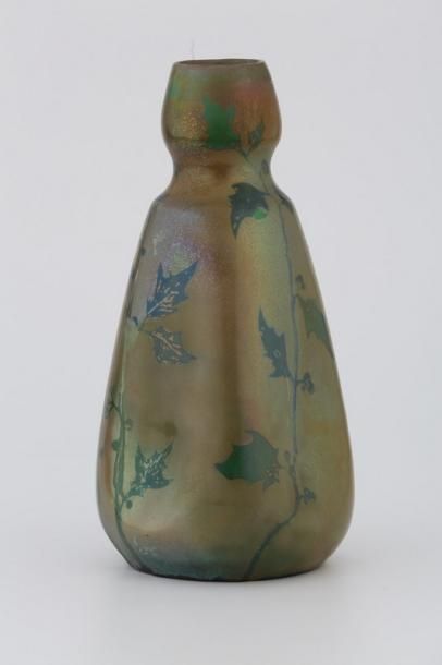 null Vase feuillage 

Céramique irisée 

Travail Art nouveau dans l'esprit des Massier

H....