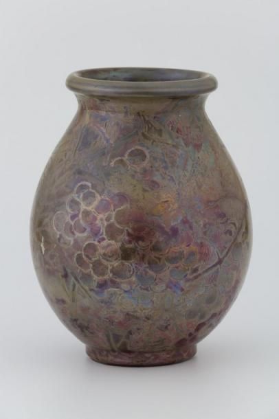 null Clément MASSIER (1844-1917) 

Vase ovoïde avec pampres

Céramique irisée - Signée...