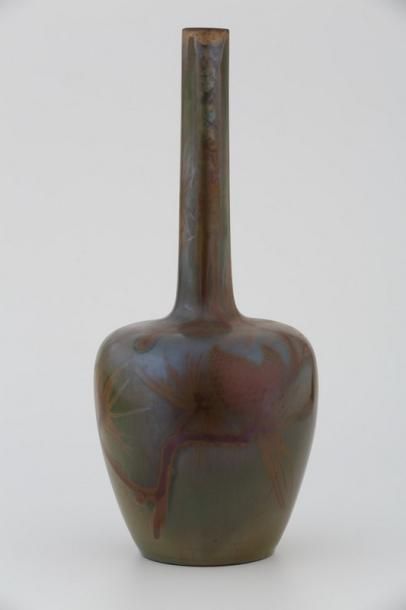 null Clément MASSIER (1844-1917) 

Vase tube pommes de pins

Céramique irisée - Signée...