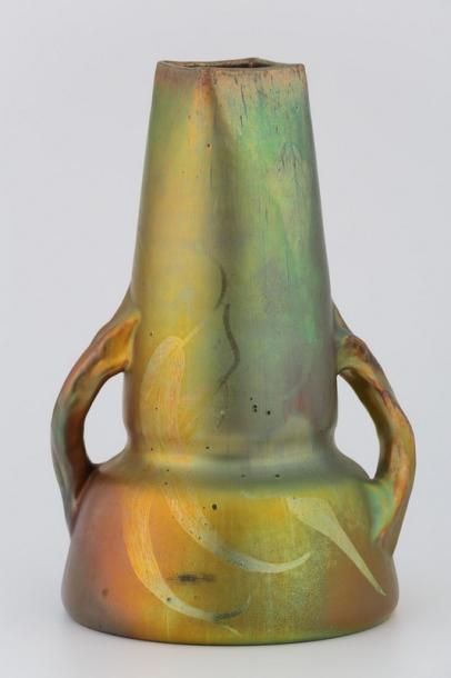 null Delphin MASSIER (1836-1907) 

Vase ansé Art nouveau

Céramique irisée - Signée...