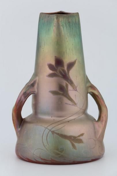 null Delphin MASSIER (1936-1907)

Vase Art nouveau

Céramique irisée - Signée et...