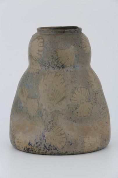 null Clément MASSIER (1844-1917) 

Vase coquillages

Céramique irisée - Signée et...
