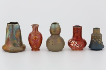 null Ensemble de 5 vases miniatures Art nouveau 

Céramique irisée ou émail or 

Par...