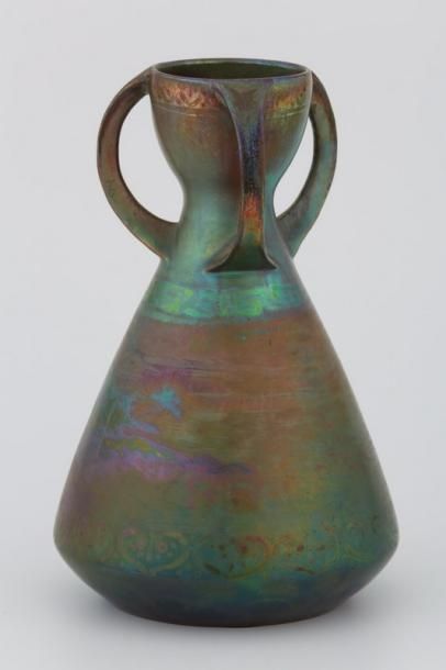 null Delphin MASSIER (1836-1907)

Vase 3 anses - Céramique irisée

Signé et situé...