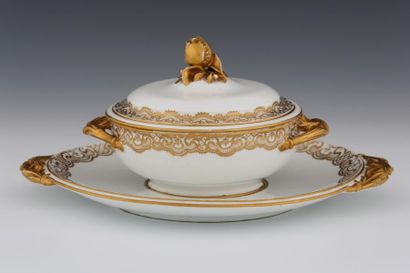 null SÈVRES - ÉCUELLE RONDE COUVERTE ET SON PLATEAU ROND

Porcelaine dure, à décor...