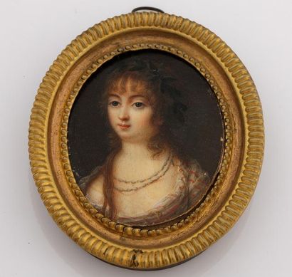 null MINIATURE OVALE VERS 1800

Portrait de jeune femme en buste coiffée de lauriers

A...