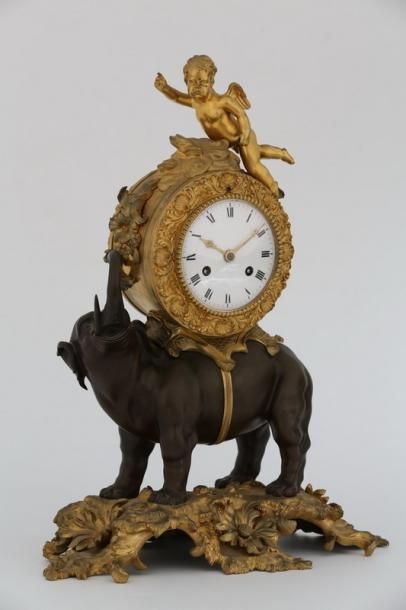 null PENDULE "A L'ELEPHANT" - MILIEU DU XIXème SIECLE

Bronze à patine brune et bronze...
