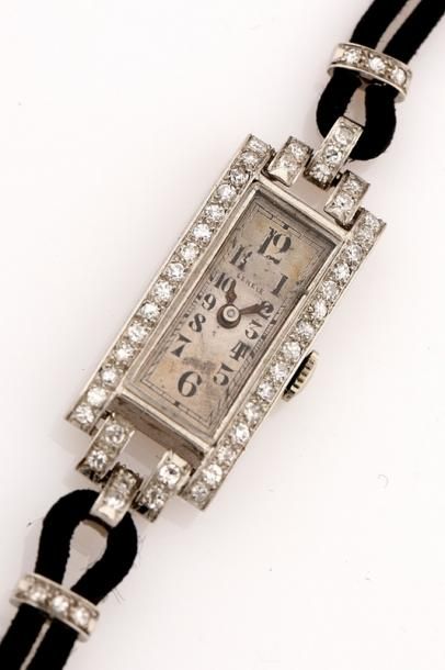 null MONTRE BRACELET DE DAME D' EPOQUE ART DECO

Boitier géométrique en platine 850...