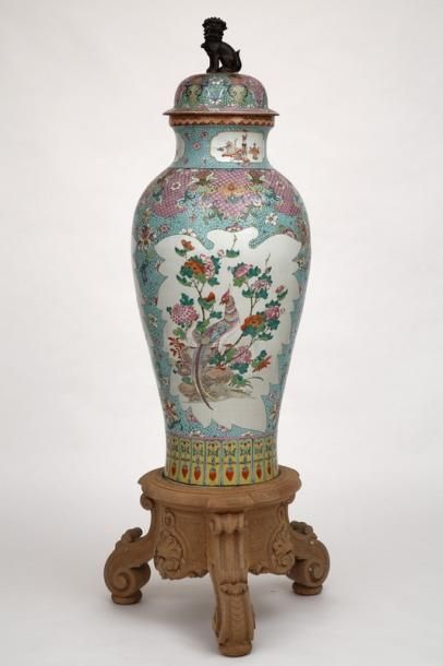 null IMPORTANTE POTICHE DE PALAIS COUVERTE 

CHINE XVIIIème - XIXème SIECLE

Porcelaine...