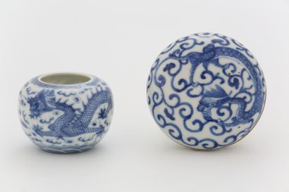 null CHINE

ENSEMBLE en porcelaine blanc-bleu miniature comprenant un vase globulaire...