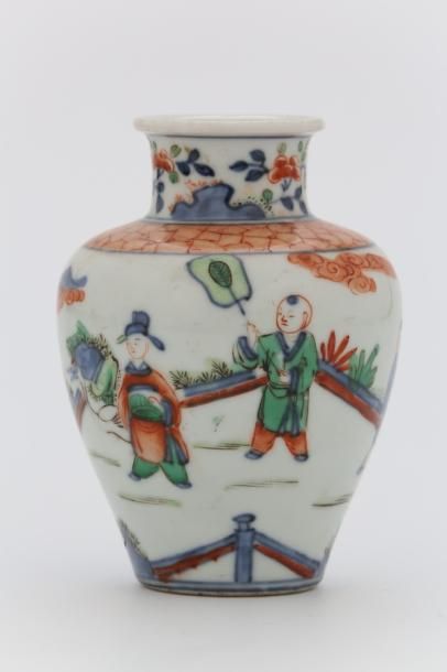 null CHINE Dynastie Qing (1644-1911)

PETIT VASE MINIATURE en porcelaine et émaux...