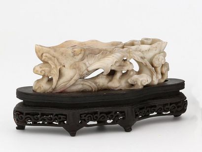 null CHINE XVIIIe -XIXe Siècle

GODET DE PEINTRE en jade gris veiné à décor sculpté...