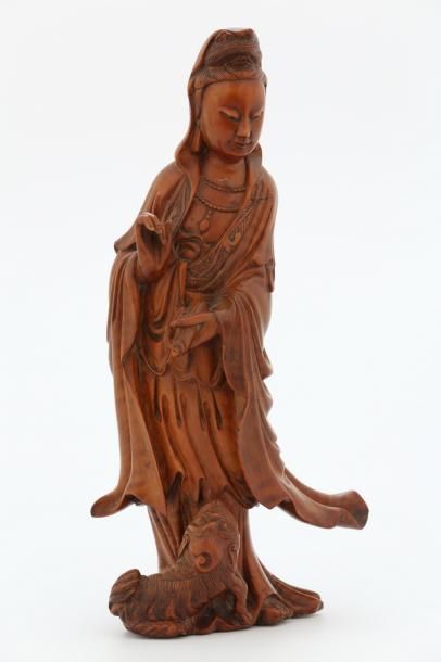 null CHINE XVIIIe Siècle

STATUETTE en buis sculpté représentant une Guanyin et chimère...