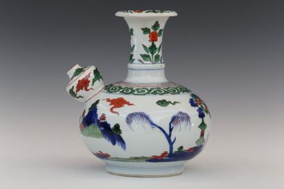 null CHINE Fin de la Dynastie Qing (1644-1911) 

KENDI en porcelaine et émaux Wucai...