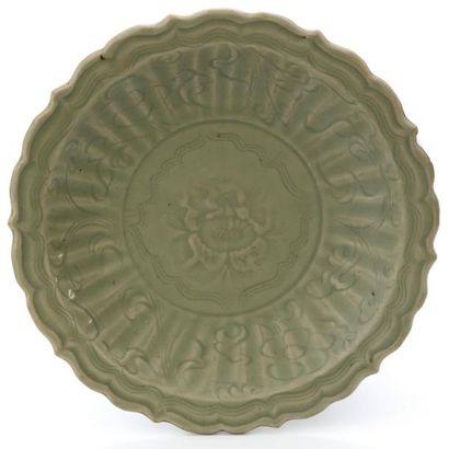 null CHINE Dynastie Ming (1368-1644)

JOLI PLAT de type Longquan en porcelaine et...