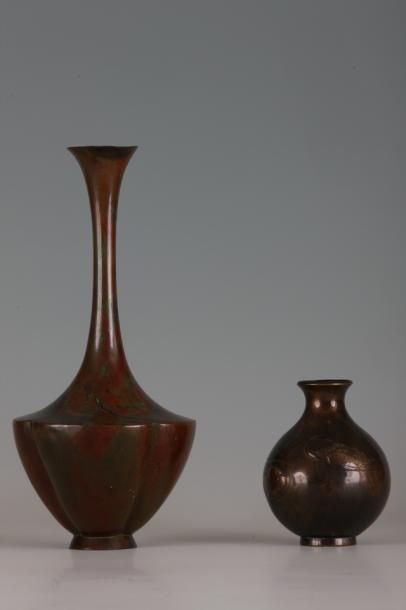 null JAPON Période Meiji (1868-1912) 

LOT de deux vases comprenant :

- 1 vase soliflore...