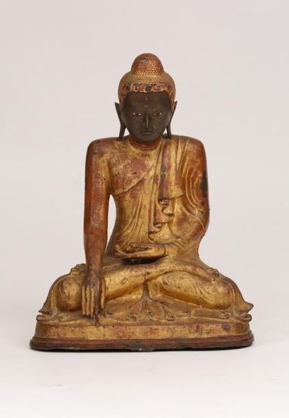 null BIRMANIE XIXe Siècle

BOUDDHA en bronze laqué et doré assis en vajrasana, prise...