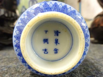 null JAPON vers 1900

PETIT GOBELET en porcelaine bleu blanc, à décor de plantes...