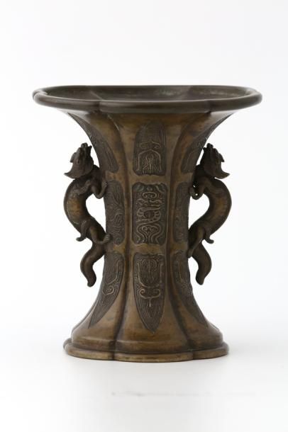 null CHINE XVIIe -XVIIIe Siècle 

VASE GU en bronze patiné décoré de motifs archaïques...