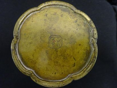 null CHINE XVIIe -XVIIIe Siècle 

VASE GU en bronze patiné décoré de motifs archaïques...