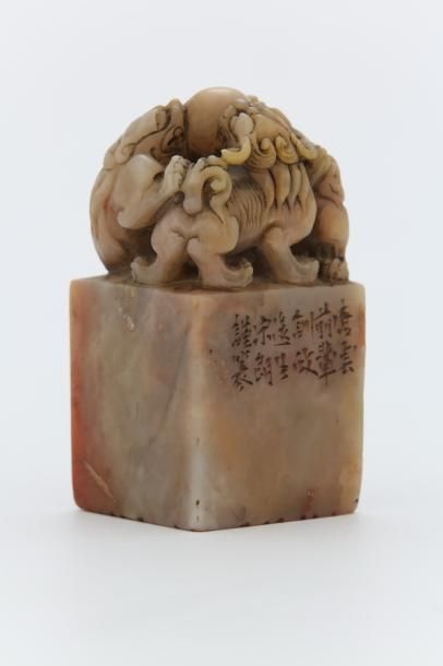 null CHINE XIXe Siècle

CACHET DE LETTRÉ en stéatite sculptée de trois lions bouddhiques...