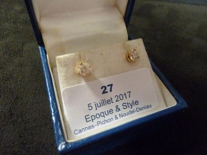 null PAIRE DE POINTS D'OREILLES 

Or jaune et diamants

PB. 1.6 g

