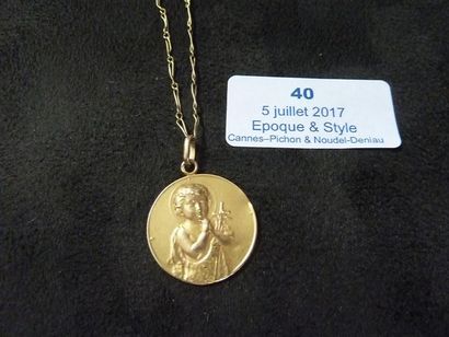 null COLLIER DE BAPTEME ET PENDENTIF RELIGIEUX

Or jaune

PB. 3.6 g (ER)

(Bélière...