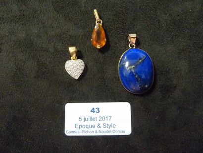 null ENSEMBLE DE 3 PENDENTIFS 

De forme coeur serti de diamants, cabochon de lapis...