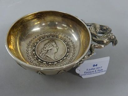 null TASSE A VIN 

Fin du XIXème Siècle 

Argent Minerve

Décor en applique XVIIème...