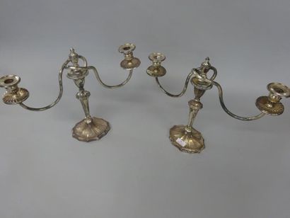 null PAIRE DE CANDELABRES 

A deux bras de lumière

métal argenté 

Travail anglais...