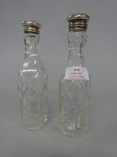 null PAIRE DE SALIERES de forme bouteilles 

du Début du XXème Siècle

Cristal taillé...