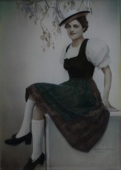null Olga SOLARICS (1896-1969)

Portrait de jeune fille

Photographie avec rehauts

Signée...