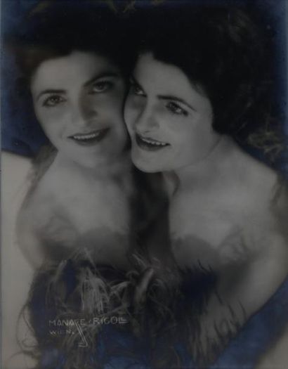 null Olga SOLARICS (1896-1969)

Femme au miroir

Photographie argentique

Signée...