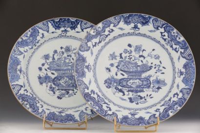 null PAIRE DE PLATS Chine XVIIIème Siècle

Porcelaine à décor blanc bleu

Vase de...