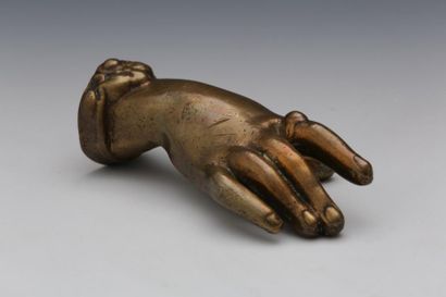 null BAGUIER EN BRONZE Fin du XIXème Siècle

en forme de main féminine

H. 11.5 cm

(traces...