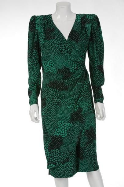 null Guy LAROCHE boutique circa 1980

Robe en soie imprimée vert à motifs fleurettes...