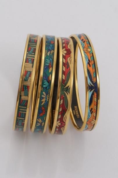 null HERMES Paris

Lot de quatre bracelets joncs en métal doré émaillé à motifs divers....