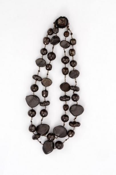 null COLLIER Vers 1960 de deux rangs de perles de verre lampées

Modèle semblable...