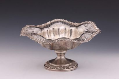 null COUPE A FRUITS EN METAL ARGENTE par WEBSTER WILCOX Travail américain Vers 1900

de...