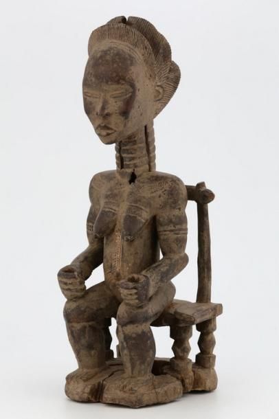 null COTE D'IVOIRE DAN Statue féminine assise sur une chaise rituelle classique,...