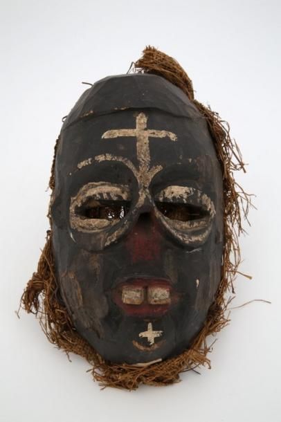 null NIGERIA IBIBIO Masque de protection de maladie, polychrome, raphia	

H. 27 cm	

Provenance:...