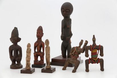 null Lot de 2 sculptures Batéba Lobi (Burkina),de 2 Ibedji Yorouba (Nigeria) et de...