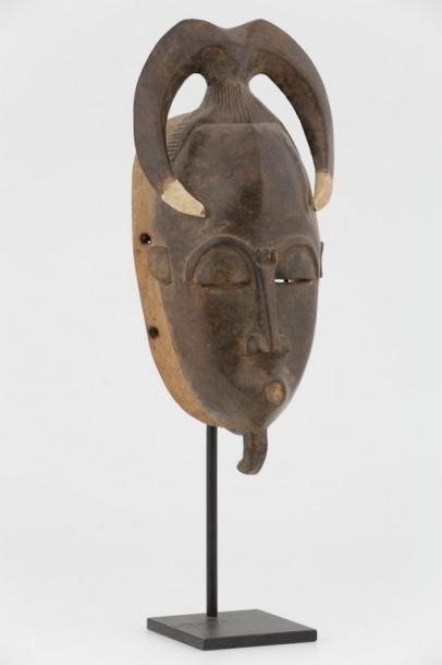 null COTE D'IVOIRE BAOULE Masque anthropozoomorphe cornu

Masque de remplacement

Circa...