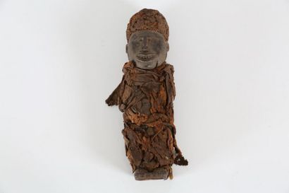 null R.D.du CONGO KONGO/VILI Statue fétiche

Recouvert de tissus, charge magique...