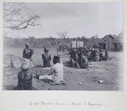 null Album de tirages photographiques de Madagascar de 1889 à 1906 montés sur carton...
