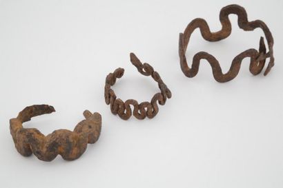 null BURKINA FASO GAN/LOBI Lot de 3 bracelets en fer natif représentant des serpents

Très...