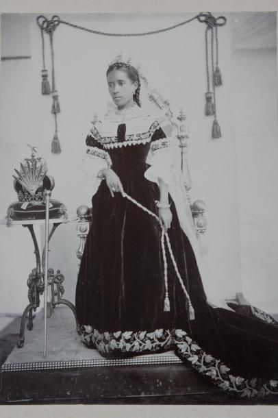 null Album de tirages photographiques originaux de Madagascar de 1889 à 1906 montés...